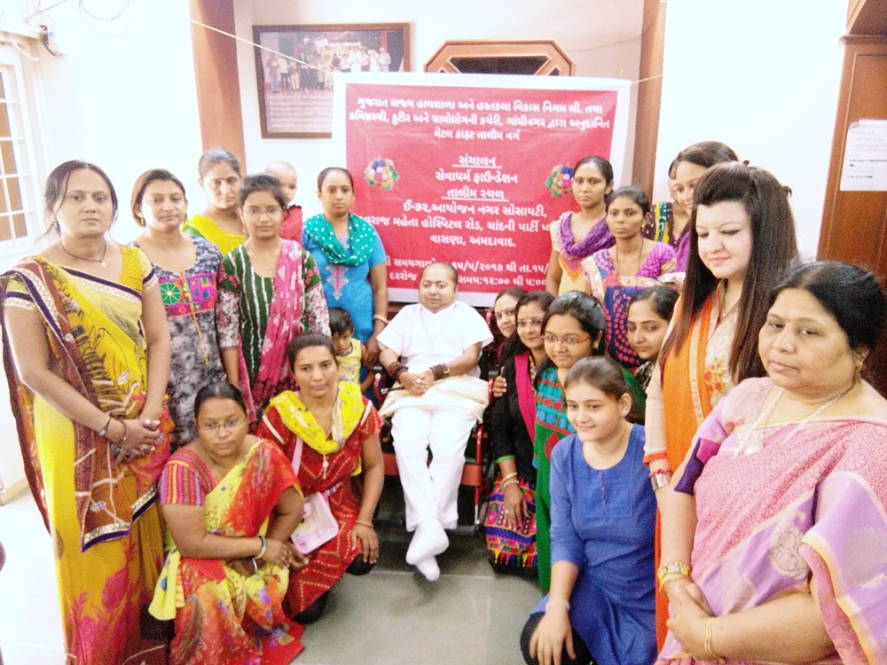 inauguration-of-metal-crafts-work-training-classes-for-women-by-omrushi-priteshbhai